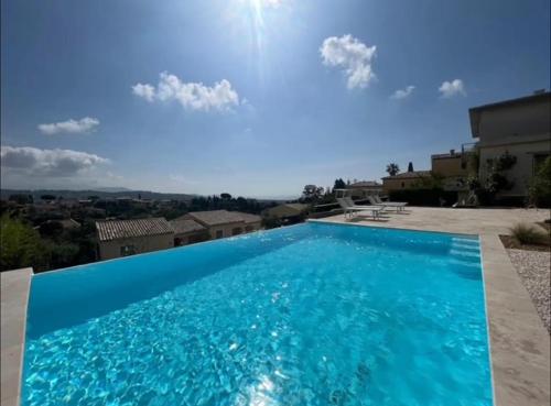 - une grande piscine bleue au-dessus d'une maison dans l'établissement DOMAINE LOU BEL AZUR - Sérénité, à Saint-Laurent-du-Var