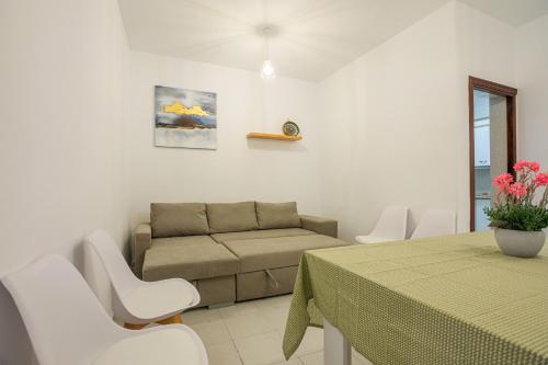 a living room with a couch and a table and chairs at Apartamento Casa Puerta del Sol I in Montijo