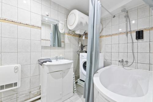 a bathroom with a sink and a toilet and a shower at Studio Apartment Quartier Austerlitz Free Netflix in Paris