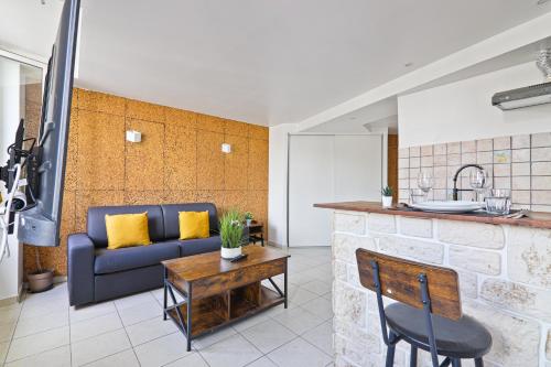 a kitchen and living room with a couch and a table at Studio Apartment Quartier Austerlitz Free Netflix in Paris