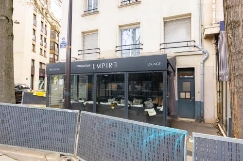 un magasin avec un panneau noir devant un bâtiment dans l'établissement Studio Apartment Quartier Austerlitz Free Netflix, à Paris