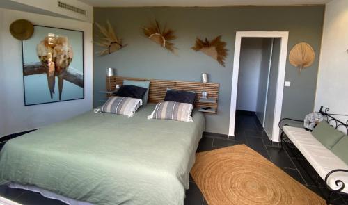 une chambre avec un grand lit et un banc dans l'établissement Villa 