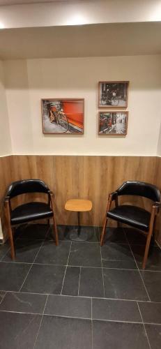 two chairs and a table in a room at Hotel Plaza Olido in Sao Paulo