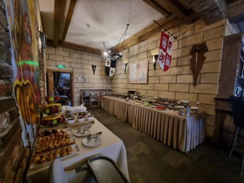 een kamer met meerdere tafels met eten erop bij Royal Valentina Castle in Ognyanovo