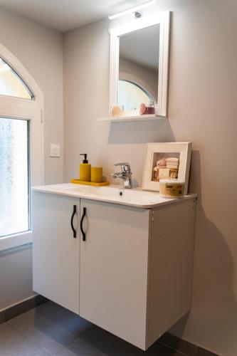 une salle de bain avec un lavabo et un miroir dans l'établissement Apartment in Cannes, à Cannes