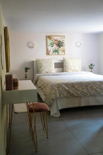 - une chambre avec un lit, une table et un lit sidx sidx sidx dans l'établissement Apartment in Cannes, à Cannes
