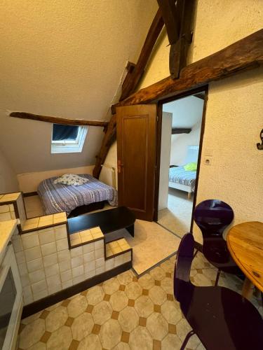 une petite chambre avec un lit et un miroir dans l'établissement Aquanerius Résidence, à Néris-les-Bains