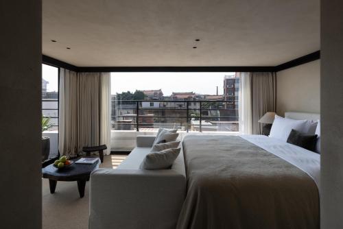 a bedroom with a large bed and a large window at 巷里栖墅民宿 in Quanzhou