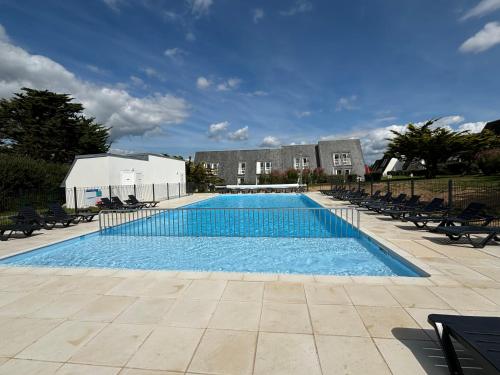 Bazén v ubytovaní Maisonnette T2 Bord de mer Guidel Plage alebo v jeho blízkosti