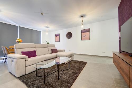 Un lugar para sentarse en Kuya 3BR Modern Apt By JL