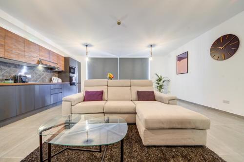 Una cocina o cocineta en Kuya 3BR Modern Apt By JL