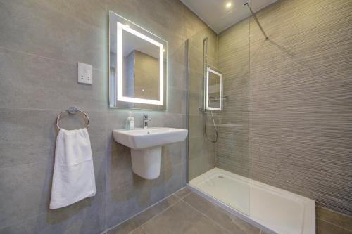 Un baño de Kuya 3BR Modern Apt By JL