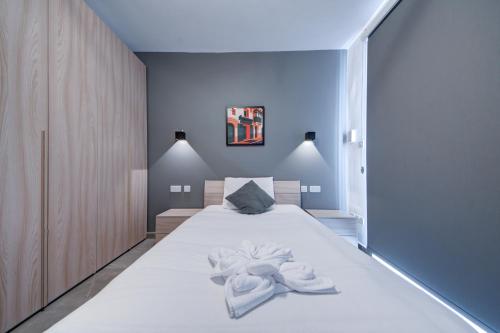 Una cama o camas en una habitación de Kuya 3BR Modern Apt By JL