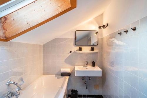 ミッテンヴァルトにあるHaus Latschenhang Fewo 3 Soiernblickの洗面台と浴槽のあるバスルーム