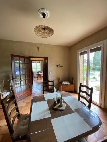 une salle à manger avec une table et des chaises en bois dans l'établissement La Laubessa, à Fumel