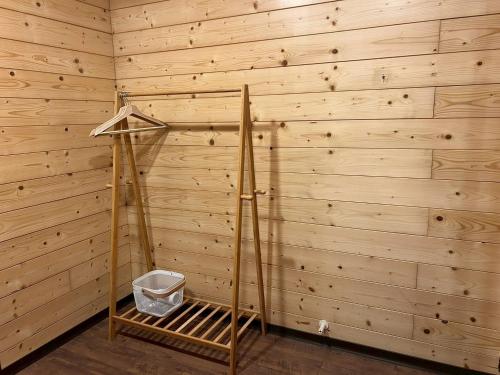 a room with a wooden wall with a bucket in it at B&B American Style cabin 5 minutes from the sea in Hengchun