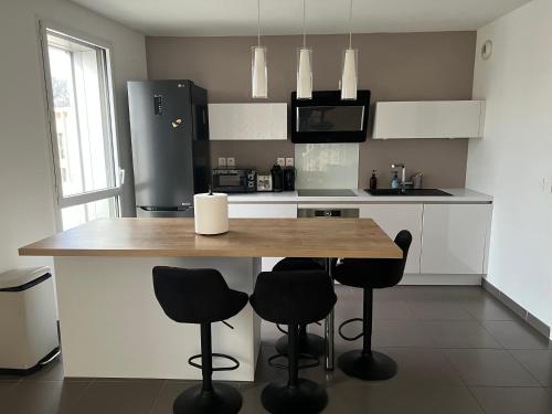 Joli T4 récent grand balcon Lyon 8 proche du métro