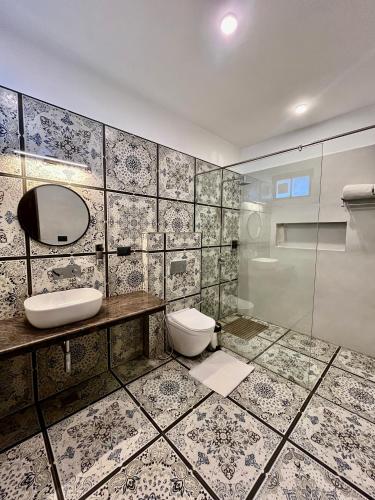 une salle de bain avec toilettes, lavabo et douche dans l'établissement Almost Heaven Suites, à Mussoorie