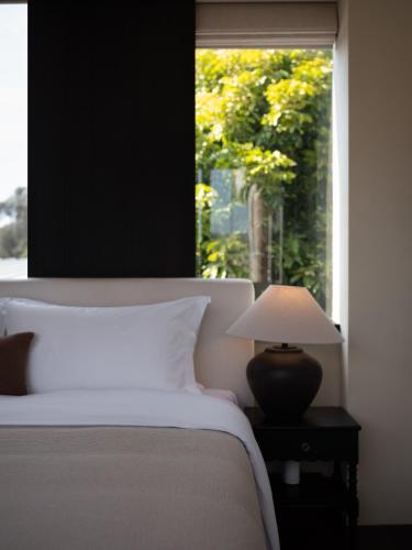 a bedroom with a bed and a window at 巷里栖墅民宿 in Quanzhou