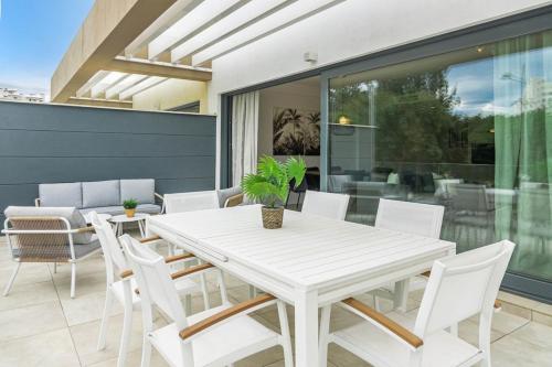 Bright 2-bedroom apartment with a terrace and pool