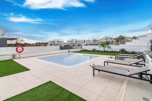 Bright 2-bedroom apartment with a terrace and pool