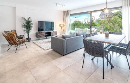 Bright 2-bedroom apartment with a terrace and pool
