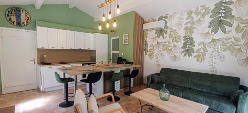 un salon avec un canapé et une table dans l'établissement Gîtes du Cigalon et de la Montagnette, à Boulbon