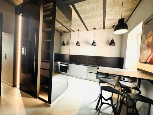 een keuken met een tafel en stoelen in een kamer bij 5 Star Apartments - Luxury & Comfort in Jelenia Góra