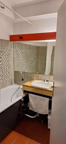 une salle de bain avec une baignoire et un lavabo et une baignoire dans l'établissement AS25988- P2 Cabine superbe vue Mer, au Grau-du-Roi