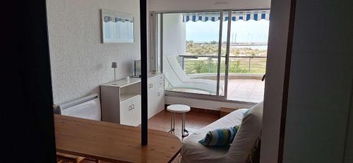 une chambre avec un lit, un bureau et une fenêtre dans l'établissement AS25988- P2 Cabine superbe vue Mer, au Grau-du-Roi