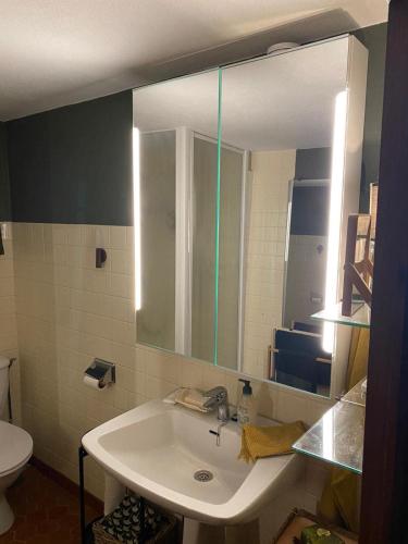 une salle de bain avec un lavabo et un miroir dans l'établissement La maison Madeleine, à Nyons