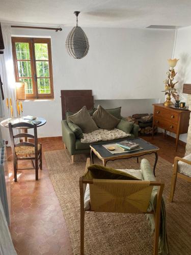 un salon avec un canapé et une table dans l'établissement La maison Madeleine, à Nyons