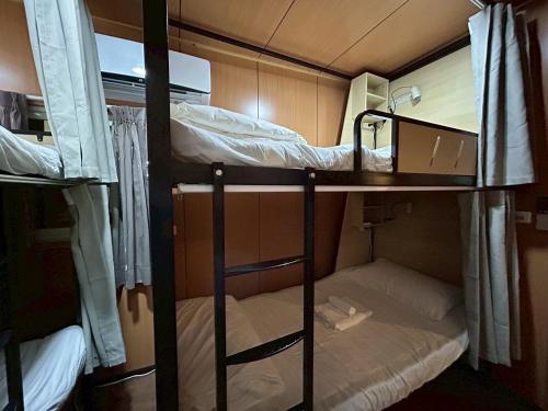 a bedroom with two bunk beds in a room at B&B American Style cabin 5 minutes from the sea in Hengchun