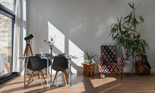 a dining room with a table and chairs at Tranquil & Bright by The Canal in London