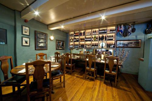 Nápoje v ubytování Quinlan & Cooke Boutique Townhouse and QCs Seafood Restaurant