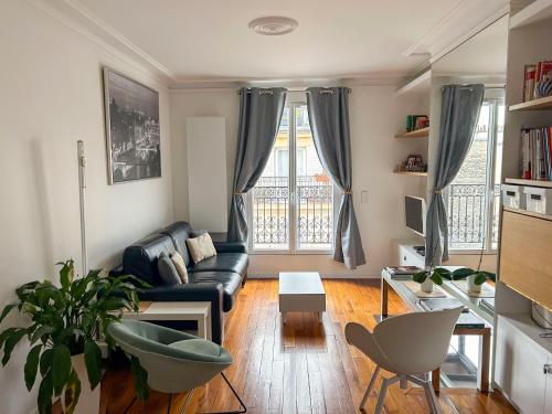 un salon avec un canapé et une table dans l'établissement Bastille Hideaway, à Paris