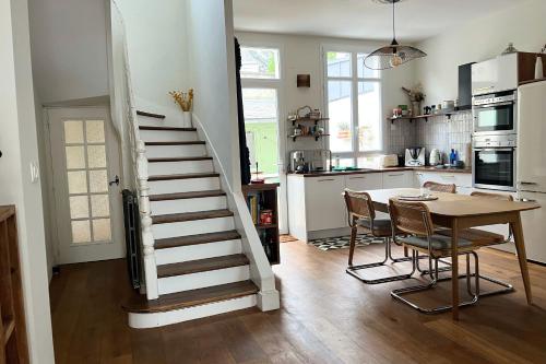 - un escalier dans une cuisine avec une table et une salle à manger dans l'établissement Superbe maison quartier Gare Angers 4 personnes, à Angers