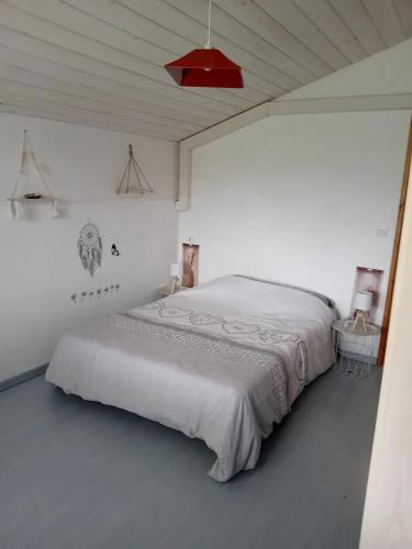 une chambre avec un lit dans une pièce blanche dans l'établissement Villa confortable avec piscine privée à Sainte-Marie-de-Gosse, 180 m², à Sainte Marie de Gosse