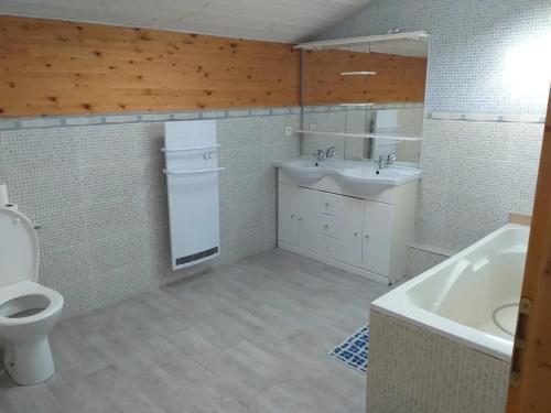 une salle de bain avec un lavabo, des toilettes et une baignoire dans l'établissement Villa confortable avec piscine privée à Sainte-Marie-de-Gosse, 180 m², à Sainte Marie de Gosse