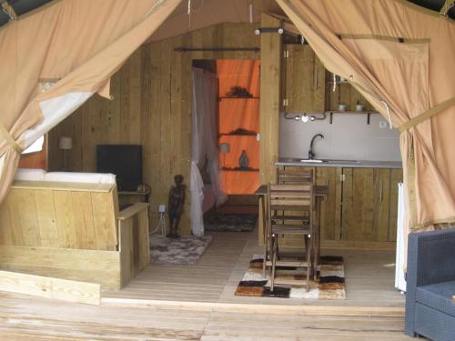 eine Küche und ein Wohnzimmer mit einem Zelt in der Unterkunft African Tent in Ponte da Barca