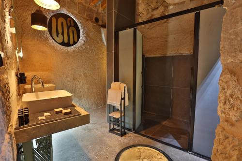 Bilik mandi di Eka Cave Maison