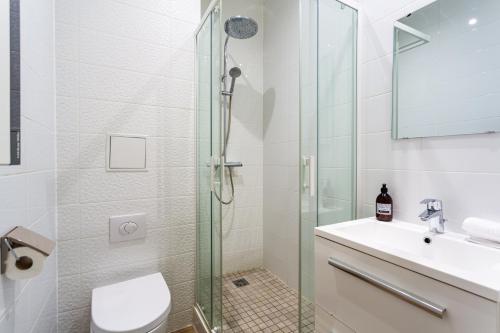 une salle de bain avec une douche, des toilettes et un lavabo dans l'établissement Thiergarten - Charmant T2 à proximité de la gare, à Strasbourg