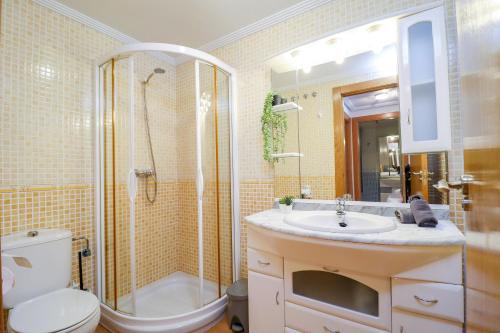 a bathroom with a toilet and a shower and a sink at Casa Joek in Los Alcázares