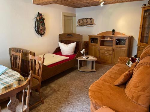 TegauFerienwohnung Dreyhaupt的一间卧室，有两张床、一张沙发和一张桌子