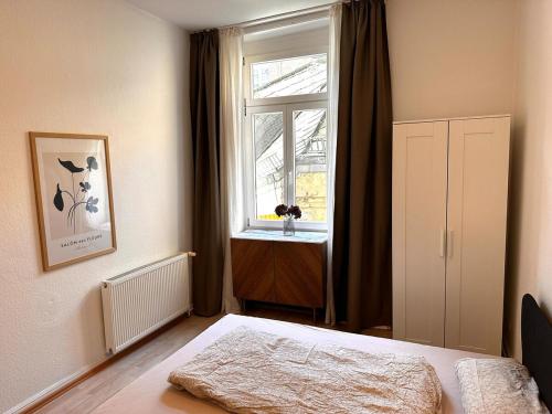 En eller flere senge i et værelse på Luxusapartment am Kurpark