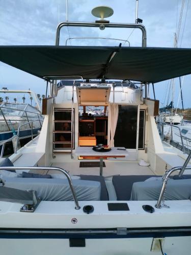 - une vue sur l'arrière du bateau dans l'établissement BATEAU STANDING A QUAI tout confort, à Sainte-Marie-la-Mer
