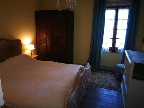 une chambre avec un lit et une fenêtre dans l'établissement La appartement des rosiers, à Barriac-les-Bosquets