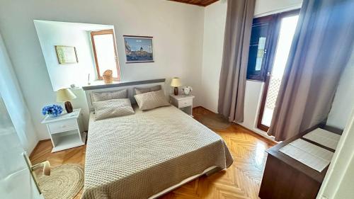 クラシチにあるGuest house Bagamoyoのベッドと2つの窓がある小さな寝室