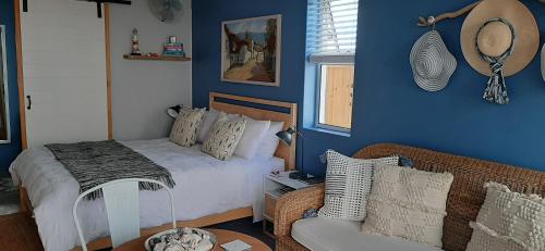 Cama o camas de una habitación en Milk Thistle Loft & Studio apartments