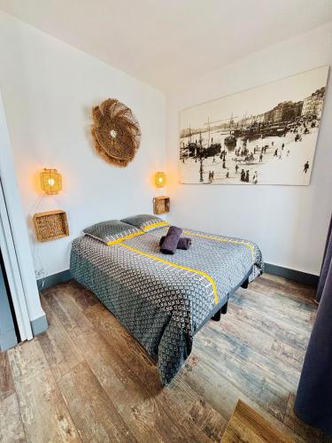 une chambre avec un lit et un tableau au mur dans l'établissement Grand Studio avec vue sur le Vieux Port, à Marseille